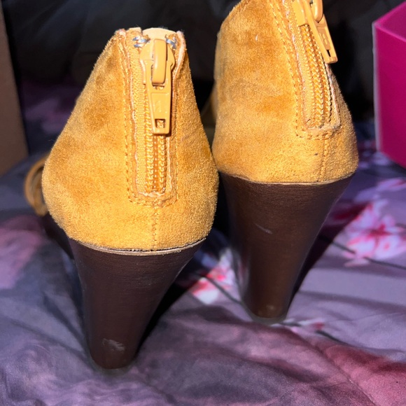 Yellow platform shoes - Picture 2 of 3